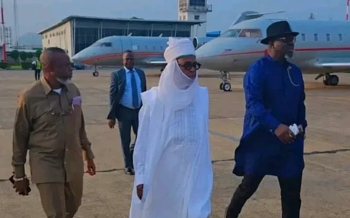 Amaechi wears turban to Buhari’s burial in Daura