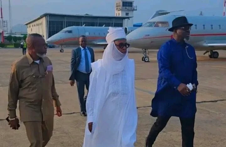 Amaechi wears turban to Buhari’s burial in Daura
